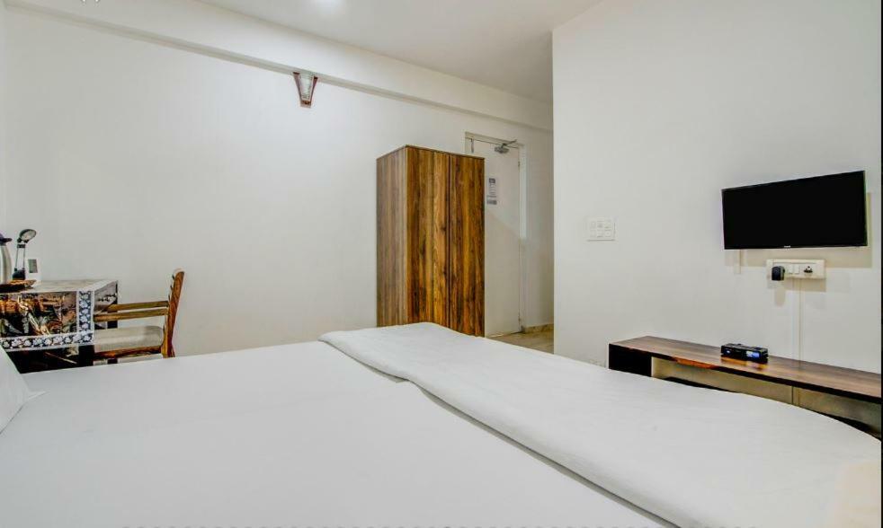 Isec Apartment Мумбай Екстериор снимка